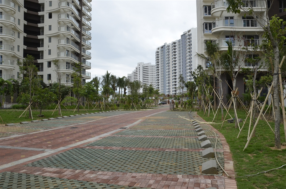 小区配套：地上停车场