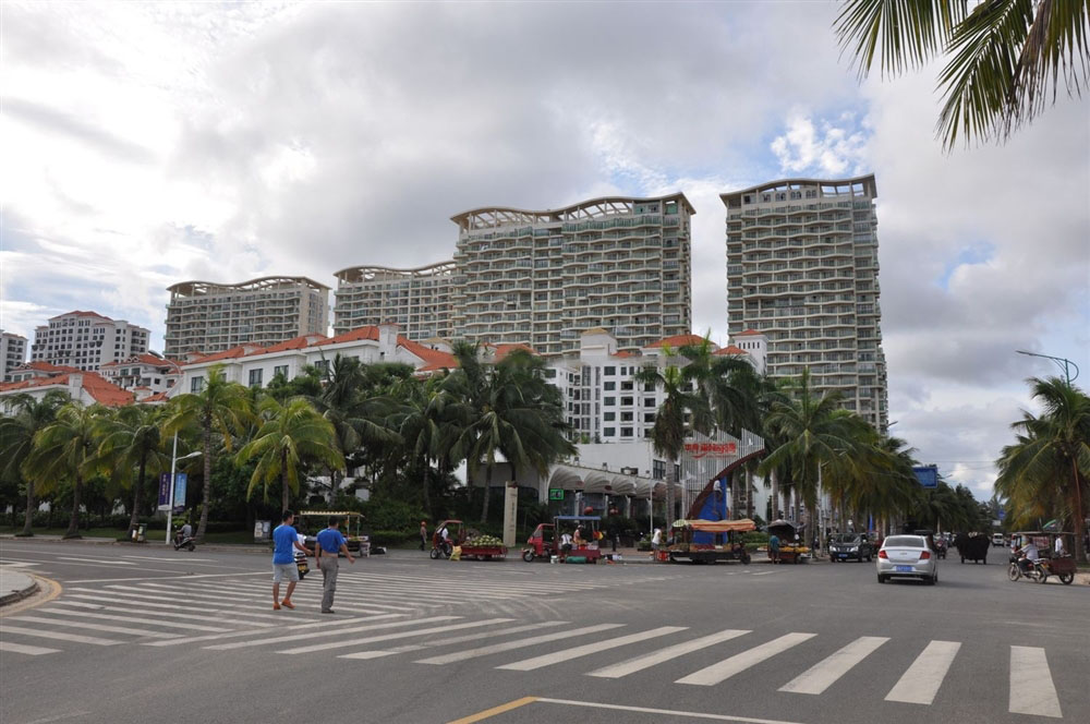 小区周边配套:旅游大道流动水果摊