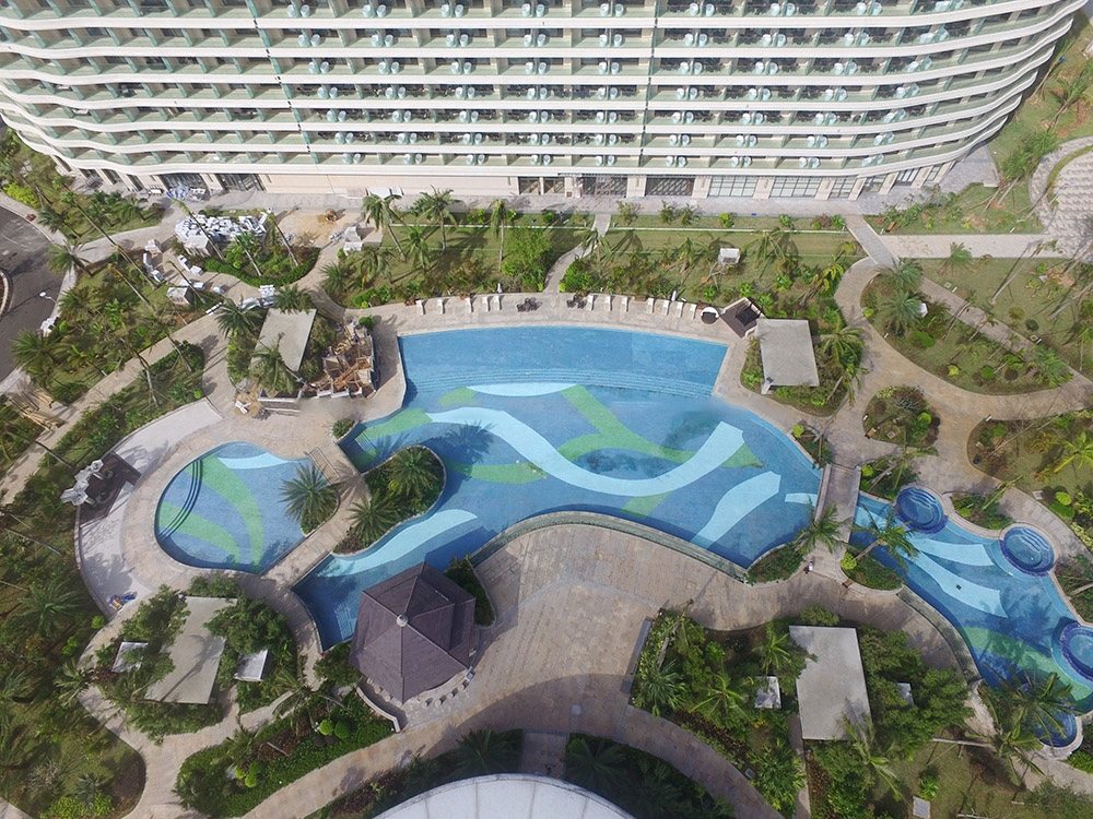 航拍：社区泳池全景图
