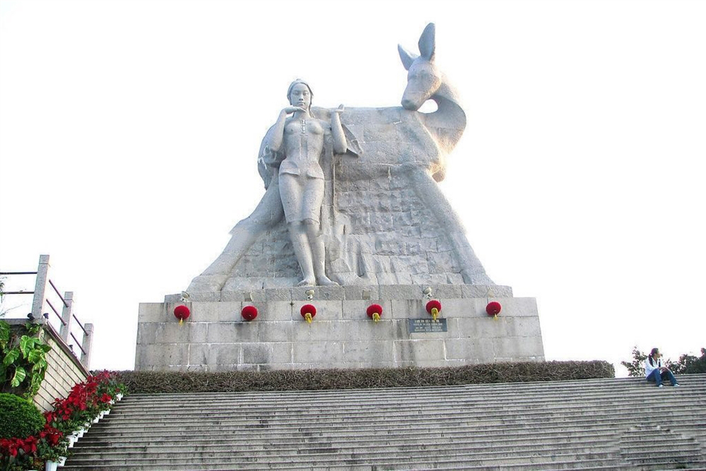 周边配套：鹿回头公园