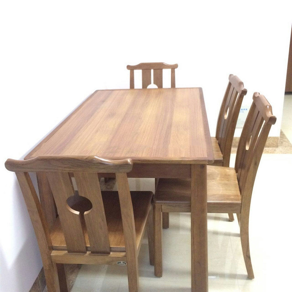 A户型 2房2厅1厨1卫 80㎡样板间：餐桌