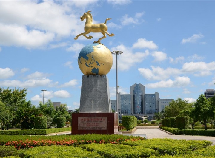 小区周边配套:市政广场