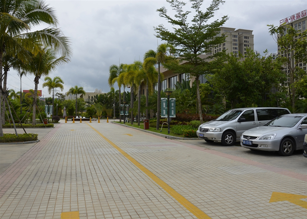 小区配套:地上停车场
