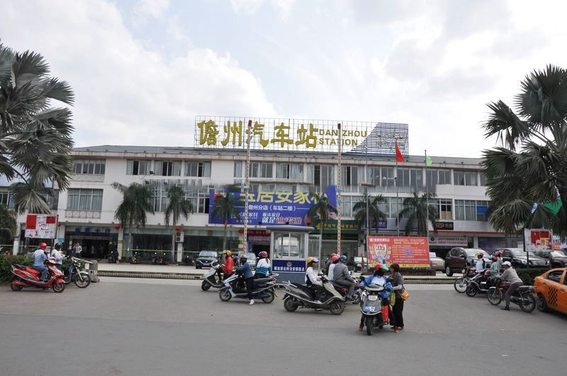 小区周边配套:儋州车站