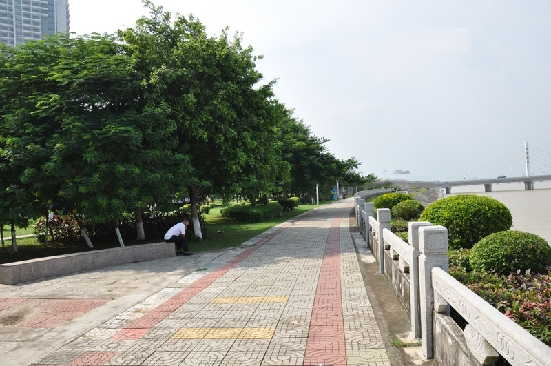 小区周边配套:沿河公园