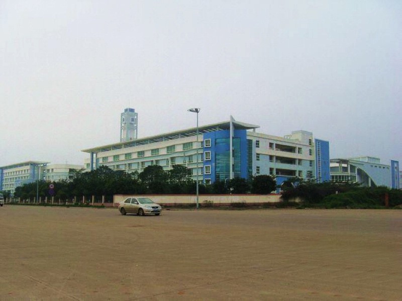 小区周边配套:海口市一中高中部