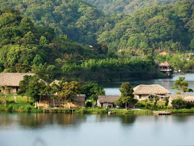 小区周边配套:尖峰岭风景区
