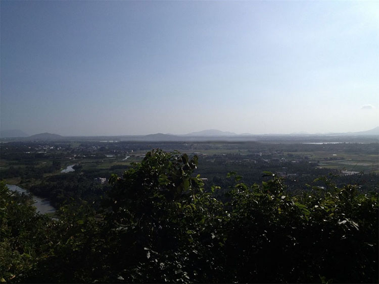 小区周边配套:东山岭风景