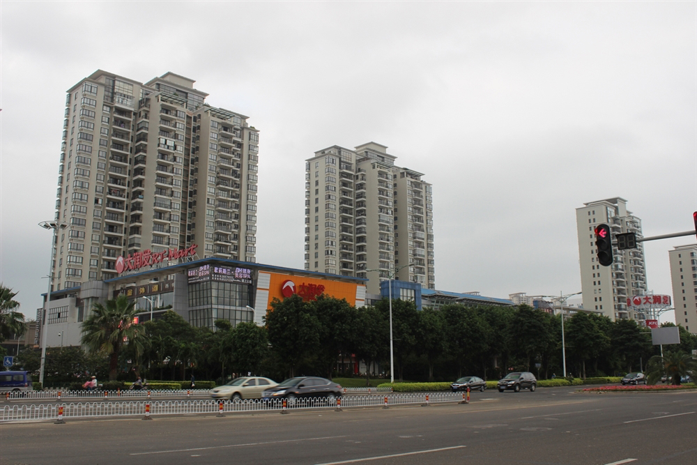 周边配套:国兴大润发