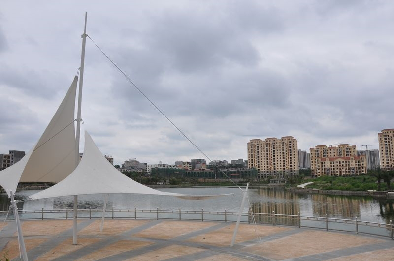 小区周边配套：镜湖公园