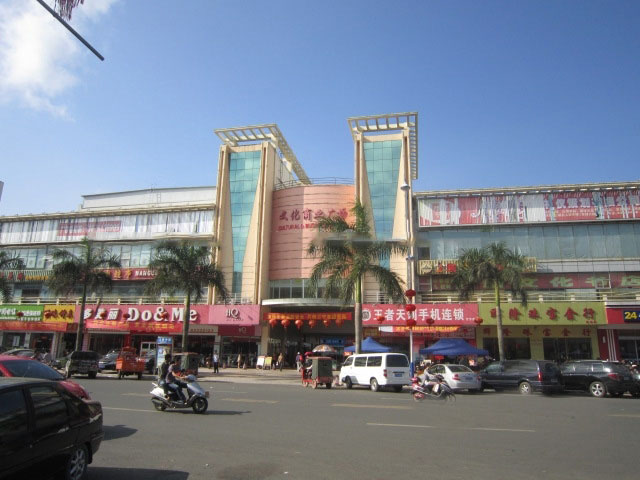 周边配套：万宁文化商业广场