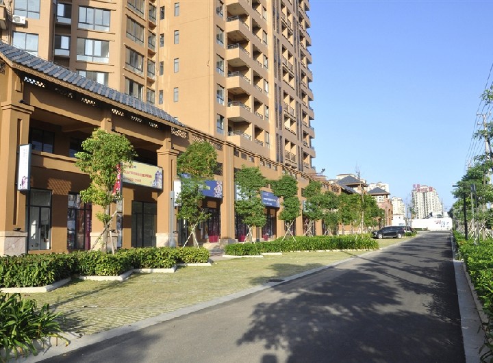 小区配套:地上停车场