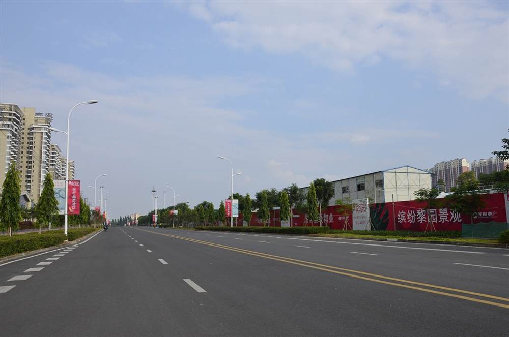 社区门前宽敞街道